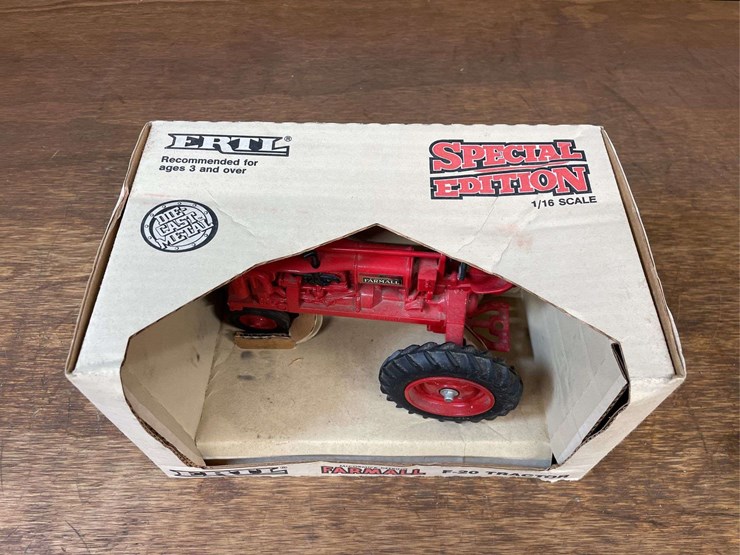 1/16-farmall-f20-special-edition-nib-ertl-image-2