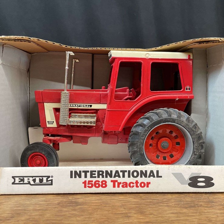 1/16 IH 1568 NIB Ertl