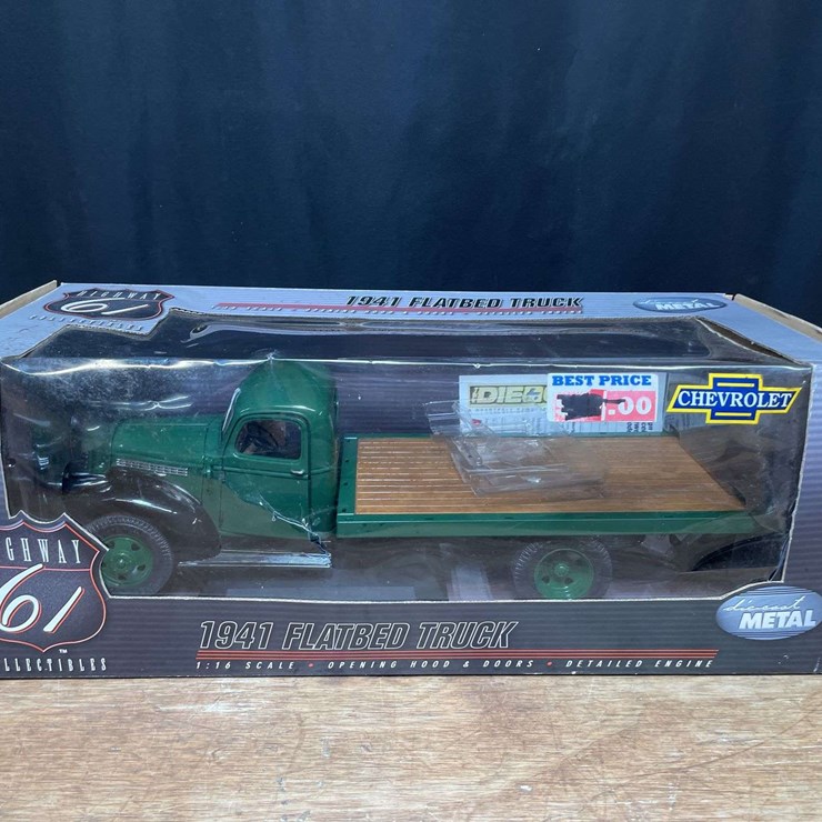 1/16 Chevrolet Flatbed Truck NIB DCP
