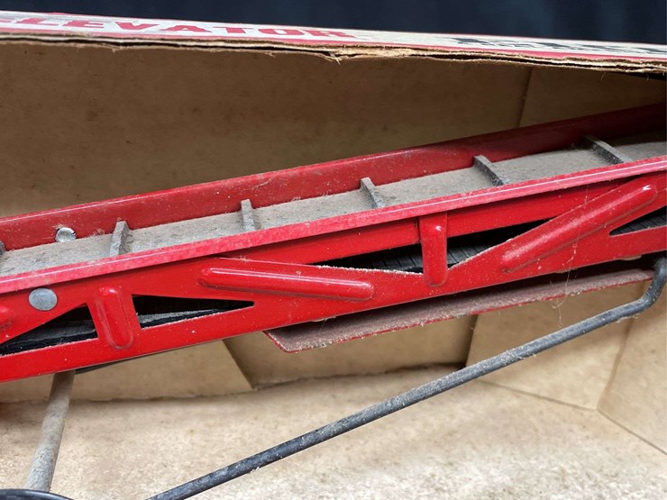 1/16-ih-tru-scale-bale-elevator-nib-ertl-image-11