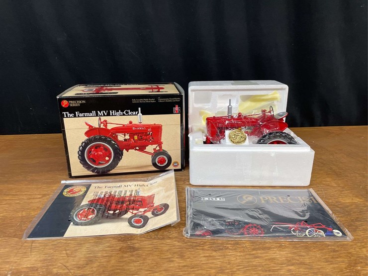 1/16-farmall-mv-high-clear-precison-nib-ertl-image-2