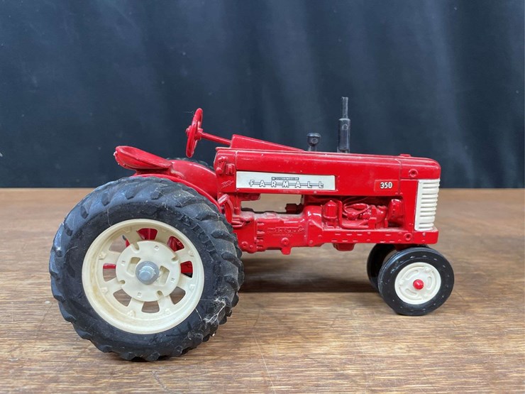 (2)-1/16-farmall-350-+-case-ih-baler-ertl-image-6