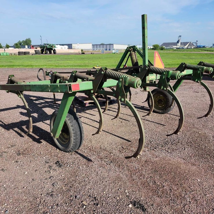 JOHN DEERE 610