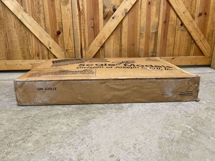white-farmall-m-pedal-tractor-collector-nib-sm-image-6