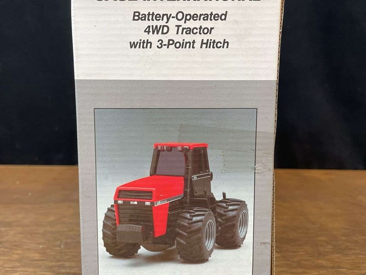 (3)-1/32-case-ih-tractors-+-spreader-nib-ertl-image-10