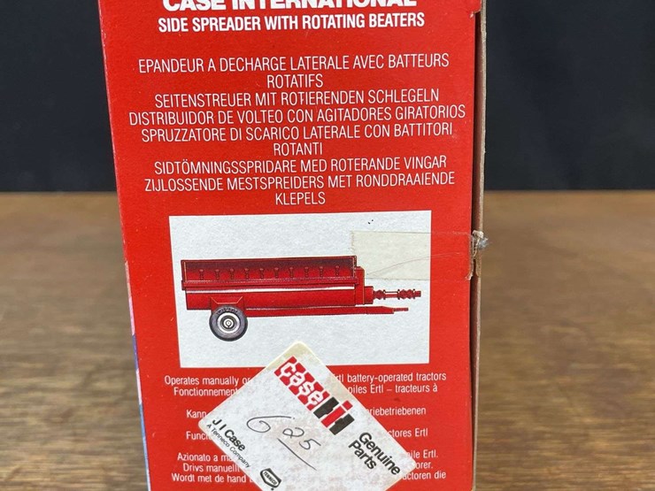 (3)-1/32-case-ih-tractors-+-spreader-nib-ertl-image-16