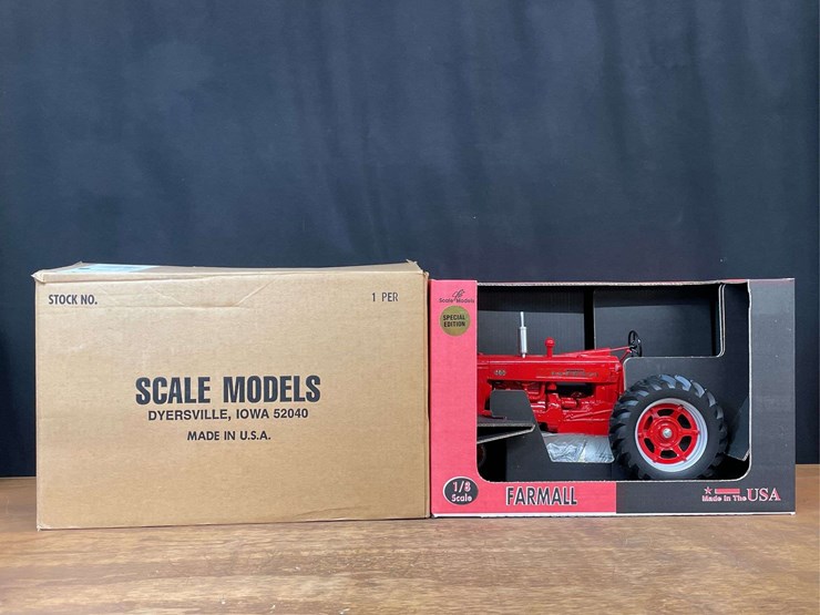 1/8-farmall-400-special-edition-nib-sm-image-1