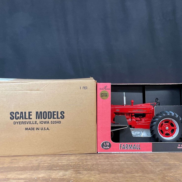 1/8 Farmall 400 Special Edition NIB SM
