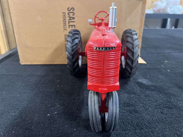 1/8-farmall-m-1995-fps-nib-sm-image-14
