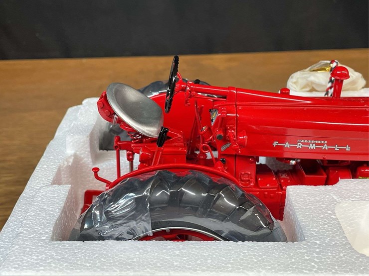 1/16-farmall-400-precision-nib-ertl-image-11