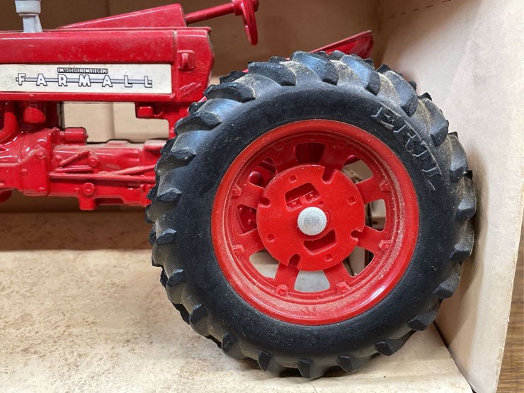 1/16-farmall-350-nib-ertl-image-10