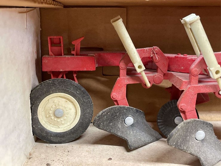 1/16-ih-plow-nib-ertl-image-8