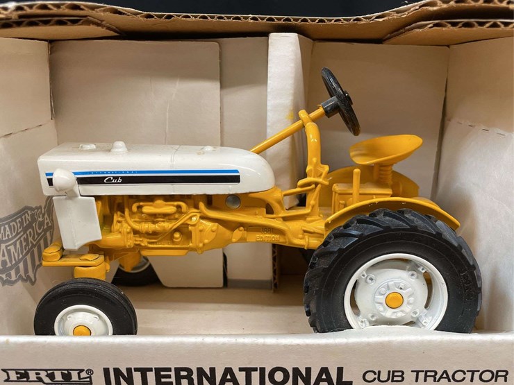 (2)-ih-farmall-cub-nib-ertl-image-15