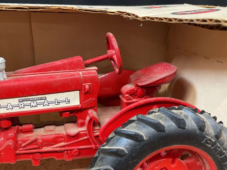 1/16-farmall-350-nib-ertl-image-11