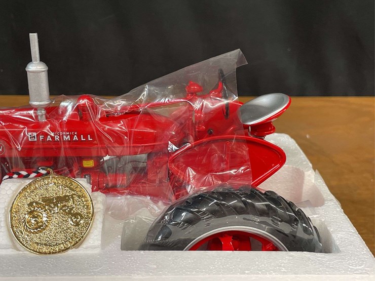 1/16-farmall-mv-high-clear-precison-nib-ertl-image-10