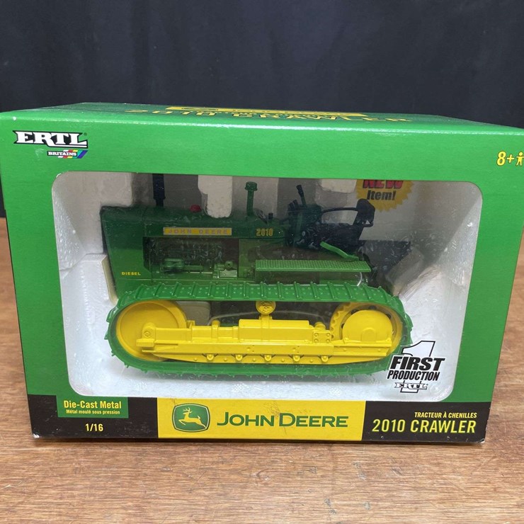 1/16 John Deere 2010 Crawler NIB Ertl