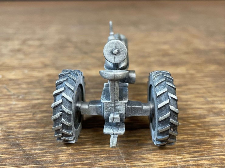 (2)-1/43-farmall-h-+-m-pewter-nib-sc-image-6