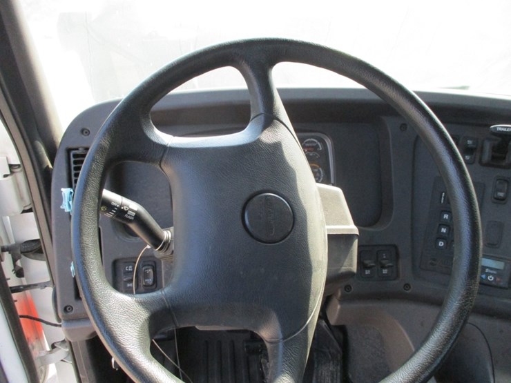 2021-freightliner-114sd-image-14