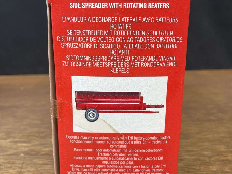 (3)-1/32-case-ih-tractors-+-spreader-nib-ertl-image-18
