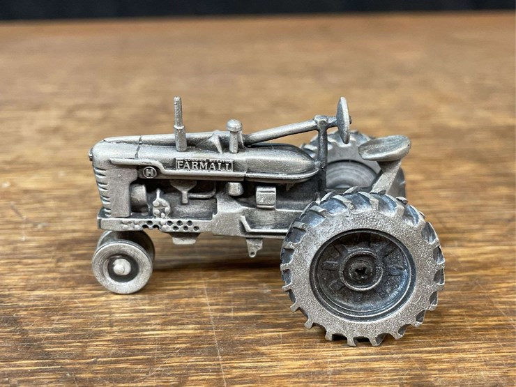 (2)-1/43-farmall-h-+-m-pewter-nib-sc-image-4