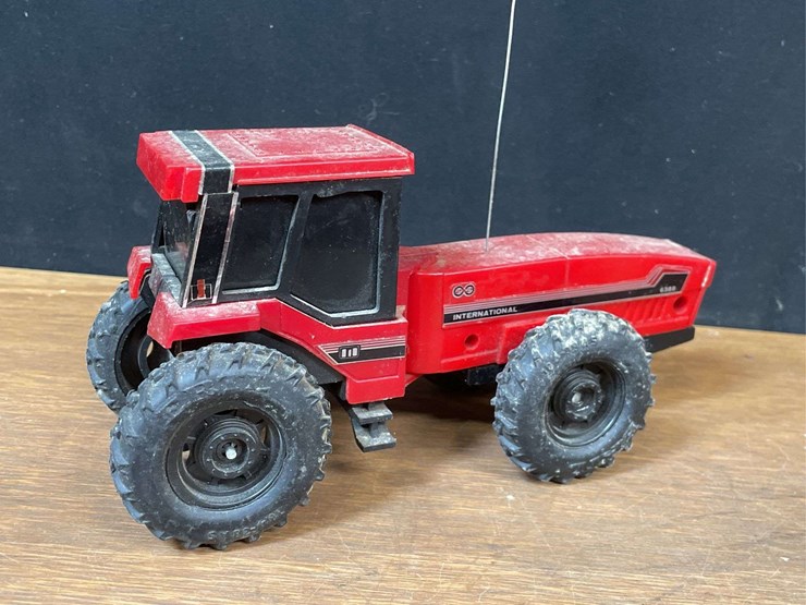 (3)-ih-tractors-+-baler-ertl-image-4