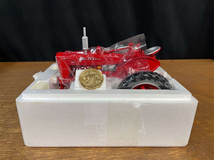 1/16-farmall-mv-high-clear-precison-nib-ertl-image-3
