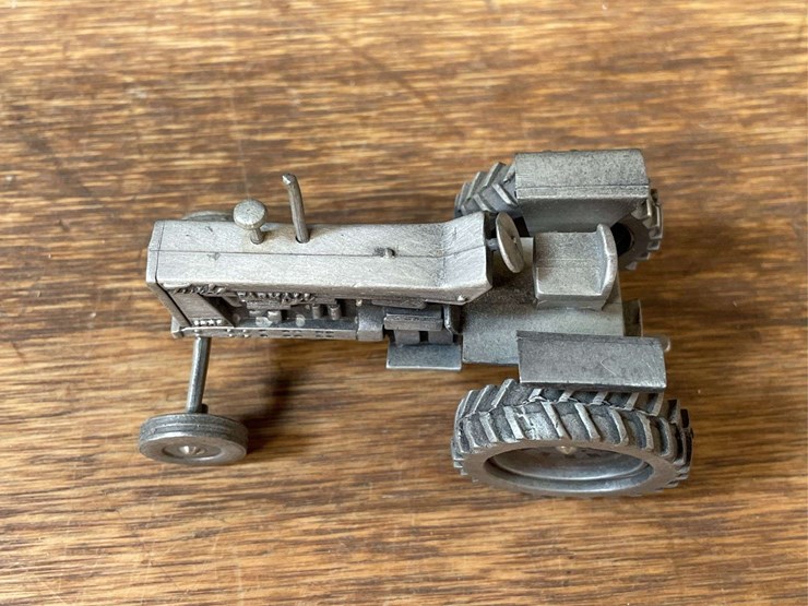 1/43-farmall-1206-pewter-nib-sc-image-4