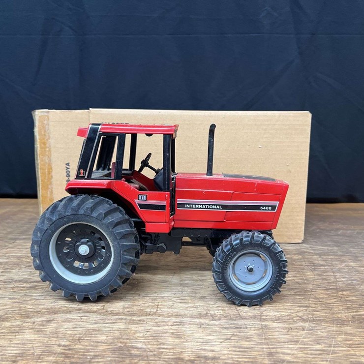 1/16 IH 5488 NIB Ertl