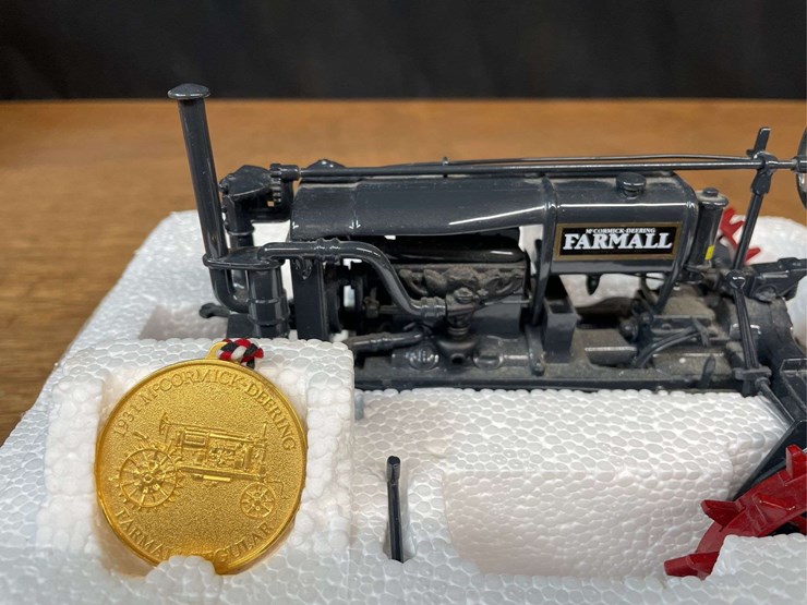 1/16-farmall-regular-precision-nib-ertl-image-8