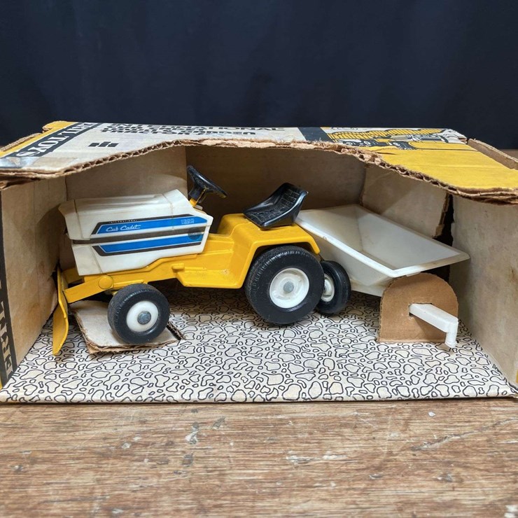 1/16 IH Cub Cadat 1650 L&G Set NIB Ertl