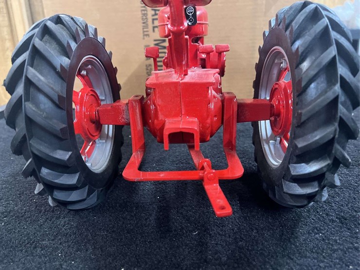 1/8-farmall-m-1995-fps-nib-sm-image-7