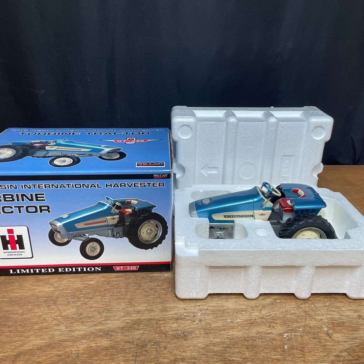 1/16 IH HT-340 Turbine Tractor NIB SC