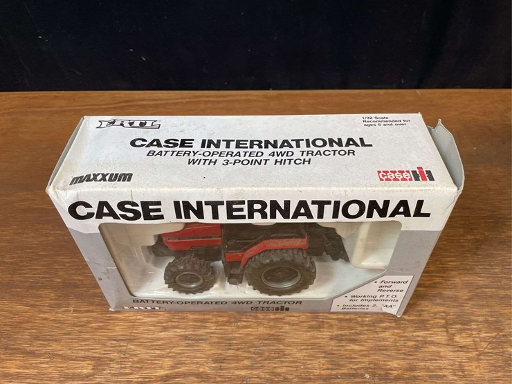 (3)-1/32-case-ih-tractors-+-spreader-nib-ertl-image-3