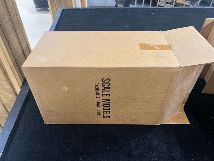 1/8-farmall-m-1995-fps-nib-sm-image-24