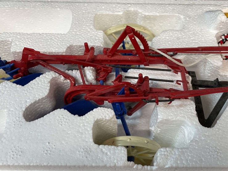 1/16-mccormick-deering-little-genius-plow-precision-nib-ertl-image-13