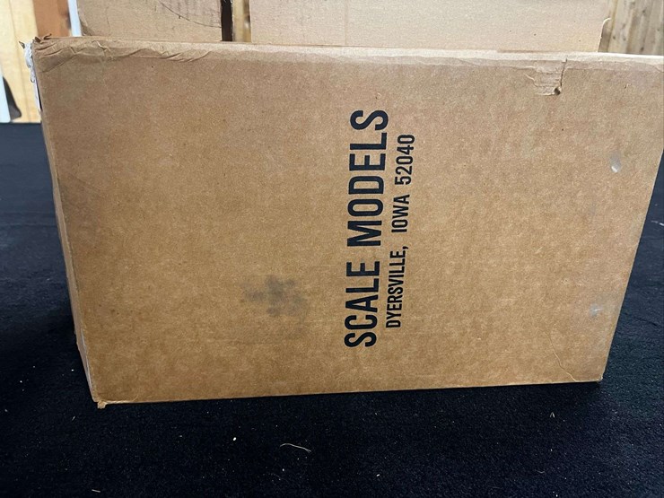 1/8-farmall-m-nib-sm-image-34