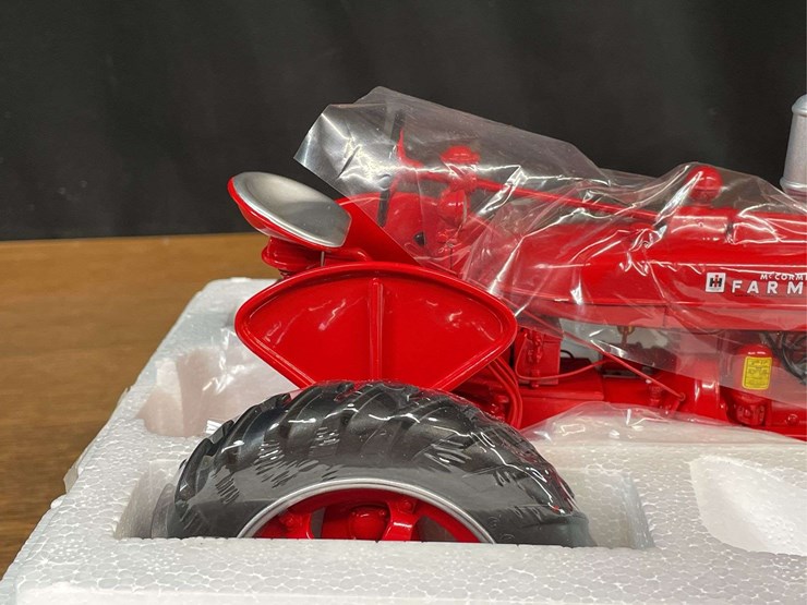 1/16-farmall-mv-high-clear-precison-nib-ertl-image-12