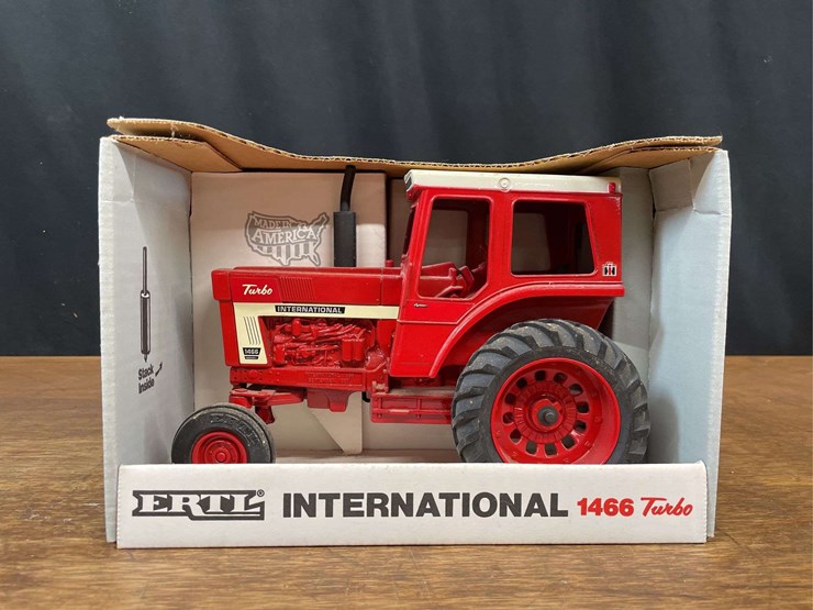 1/16-ih-1466-nib-ertl-image-1