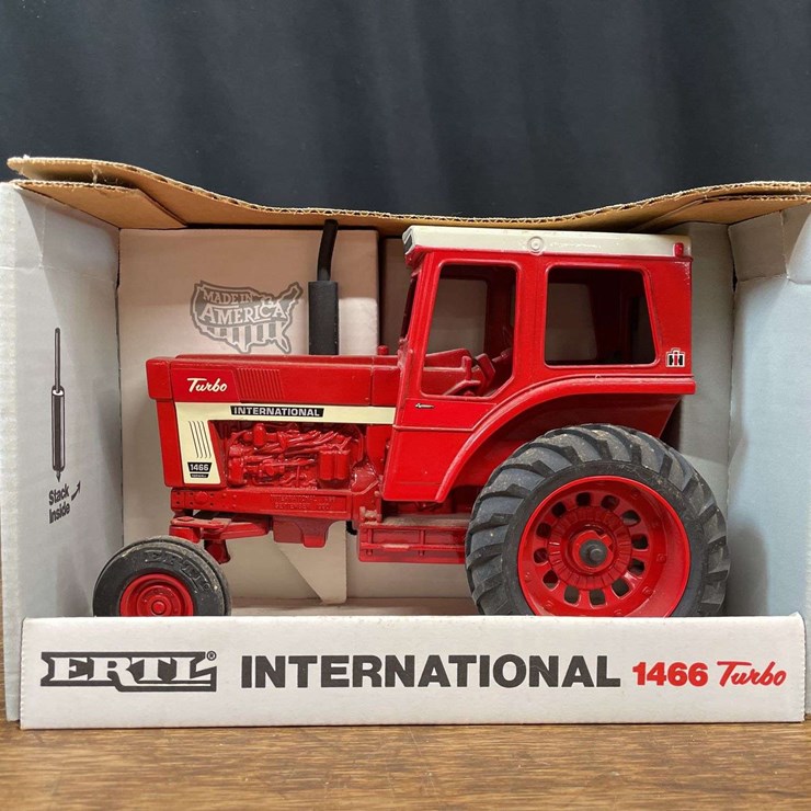1/16 IH 1466 NIB Ertl