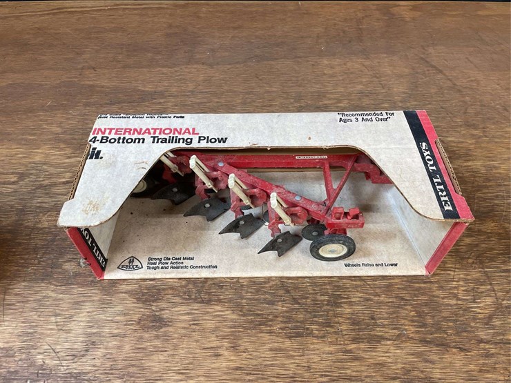 1/16-ih-plow-nib-ertl-image-2