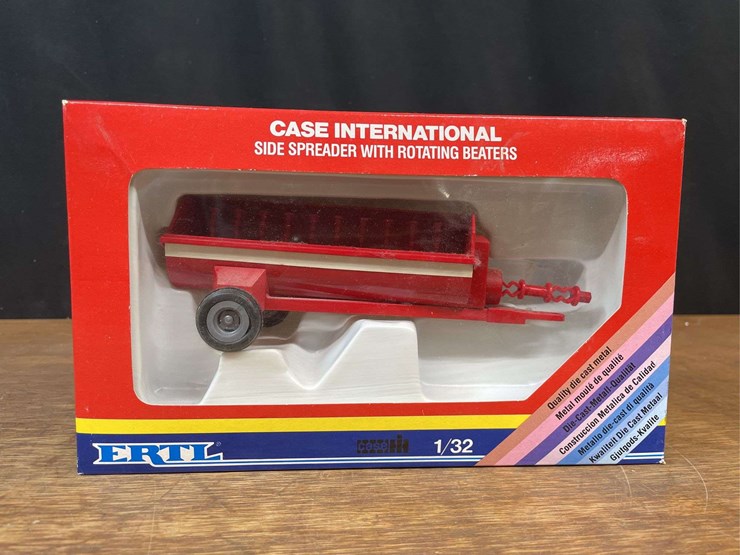(3)-1/32-case-ih-tractors-+-spreader-nib-ertl-image-14