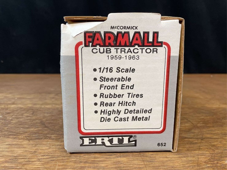 (2)-1/16-ih-farmall-cub-nib-ertl-image-5