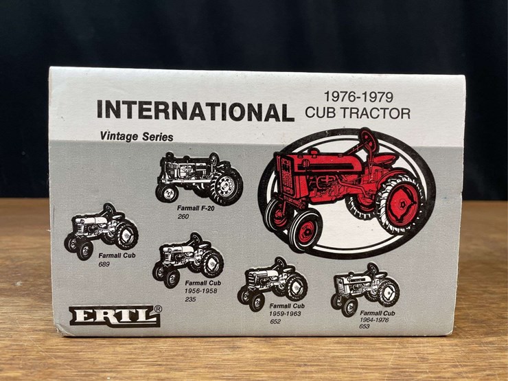 (2)-1/16-ih-farmall-cub-nib-ertl-image-13