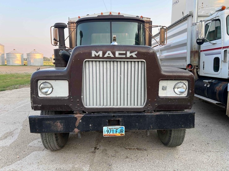 1973-mack-r600-image-2