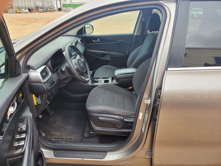 2017-kia-sorento-lx-image-9