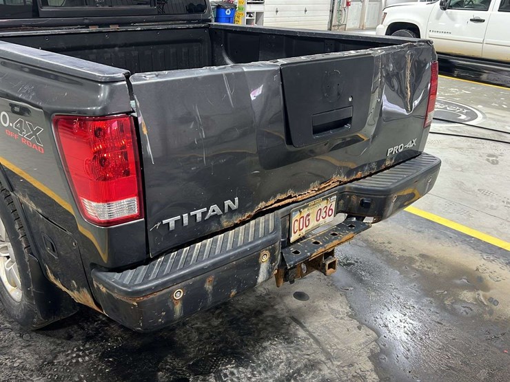 2011-nissan-titan-image-32