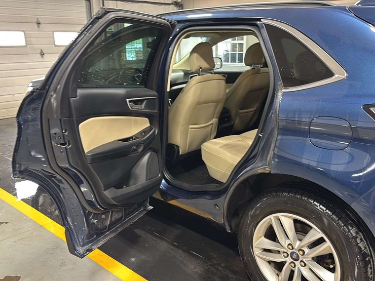 2017-ford-edge-image-12