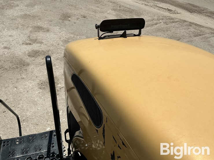 2015-rogator-1300b-self-propelled-dry-spreader-w/airmax-180-image-12