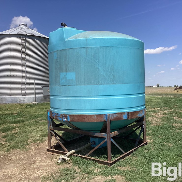 2,300 Gal Poly Tank W/ Stand