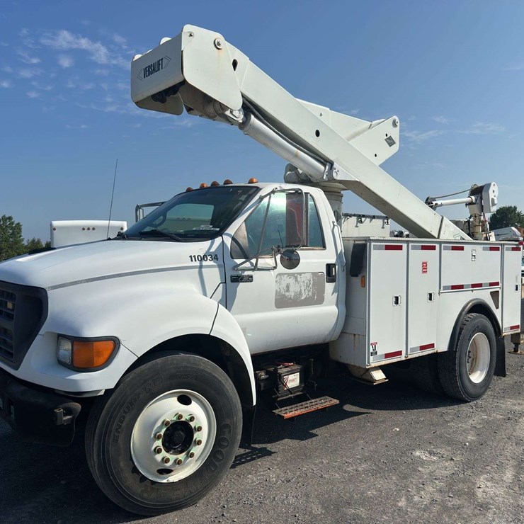 2000 Ford F-750 S/A Bucket Truck with Versalift Boom
